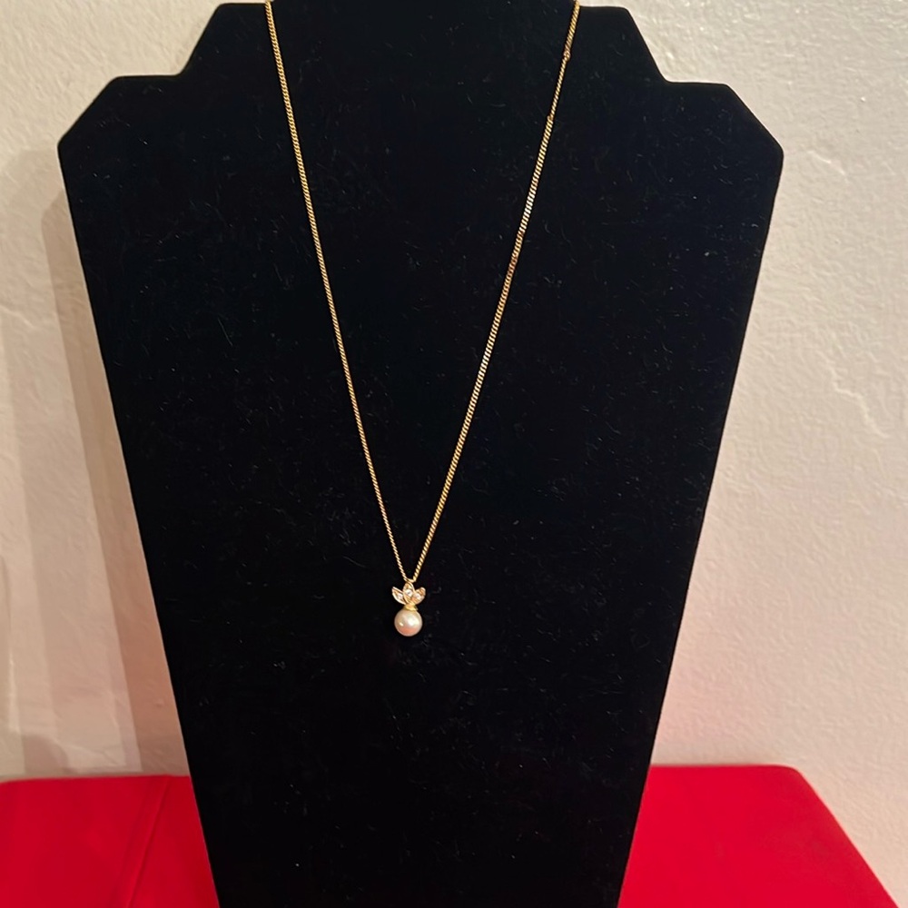 Pearl with tulip diamond necklace.